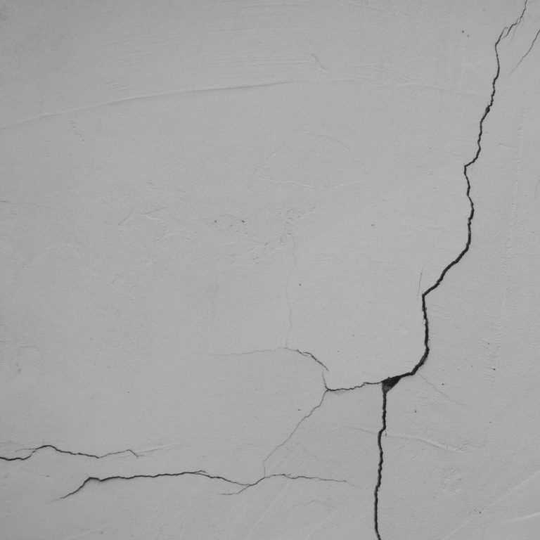 Graue Wand mit Abtragungen und Schimmel, unregelmäßige Muster. Graue Wand mit Abtragungen und Schimmel, unregelmäßige Muster.